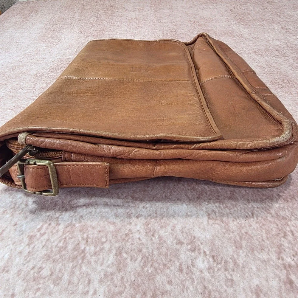 Vintage Wilsons Tan Leather Messenger Bag Flap Crossbody Adjustable Strap